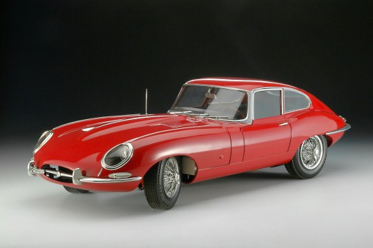 AUTOMACHETA JAGUAR E-TYPE - REVELL (RV07717)