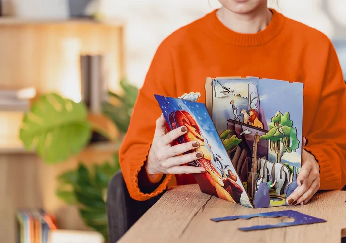 LUME MINIATURALA DE LEMN DISNEY REGELE LEU - REVELL (RV00534)