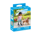 FIGURINA PATINATOARE CU ANIMALUT DE COLECTIE CAINE RETRIEVER - PLAYMOBIL MY LIFE  (PM71739)
