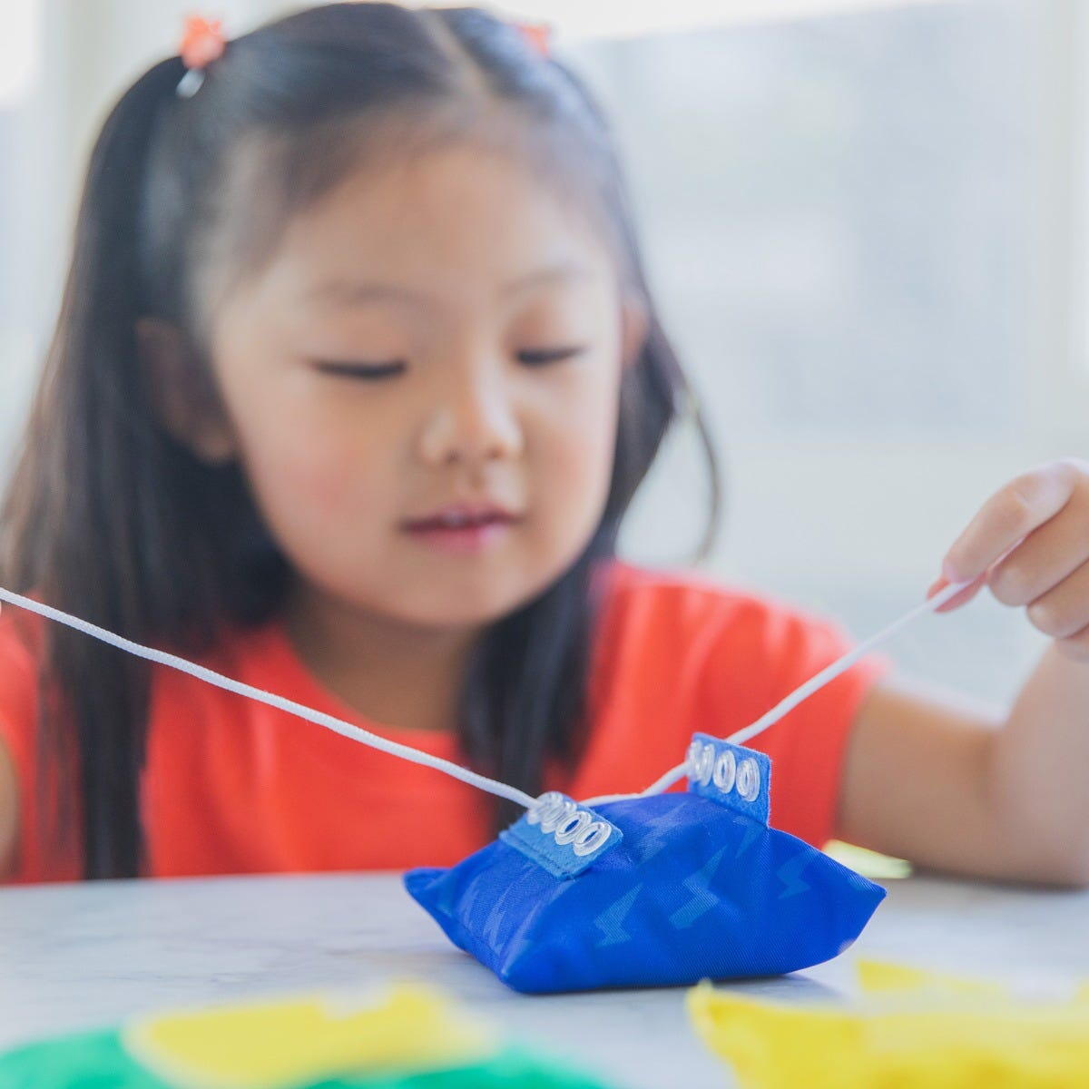 JOC TACTIL CU SACULETI SENZORIALI - INVAT SA MA IMBRAC - EDUCATIONAL INSIGHTS (EI-3102)