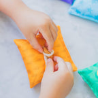 JOC TACTIL CU SACULETI SENZORIALI - INVAT SA MA IMBRAC - EDUCATIONAL INSIGHTS (EI-3102)