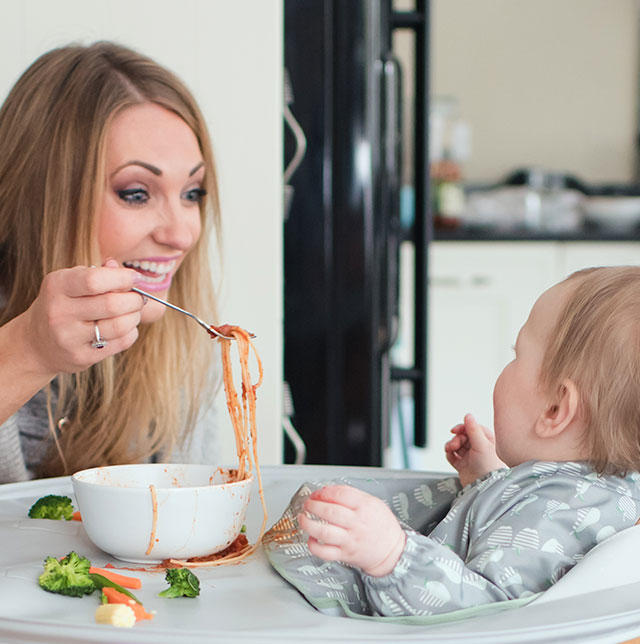 KIT HRANIRE - BAVETA SI TAVA (FRUCTE VESELE) - TIDY TOT (SKU104) Libelula Vesela Puericultura