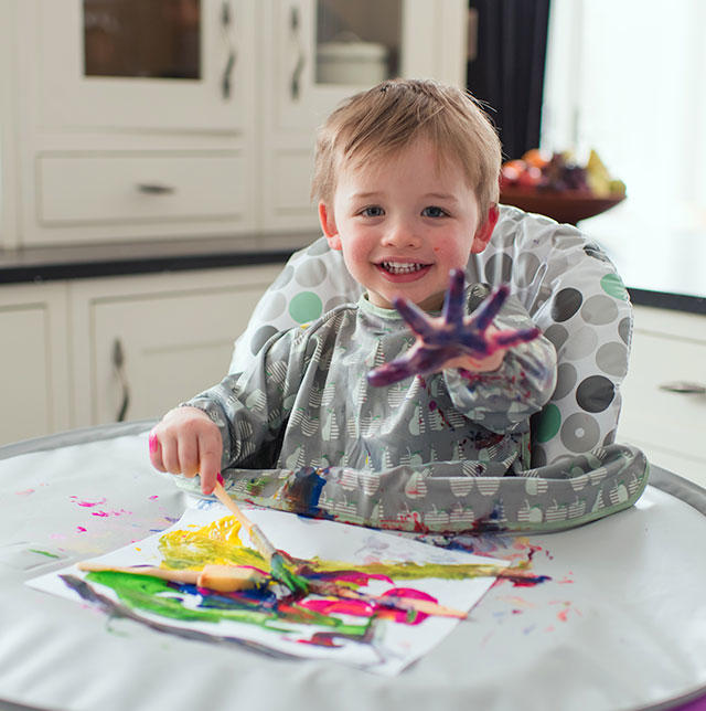 KIT HRANIRE - BAVETA SI TAVA (FRUCTE VESELE) - TIDY TOT (SKU104) Libelula Vesela Puericultura